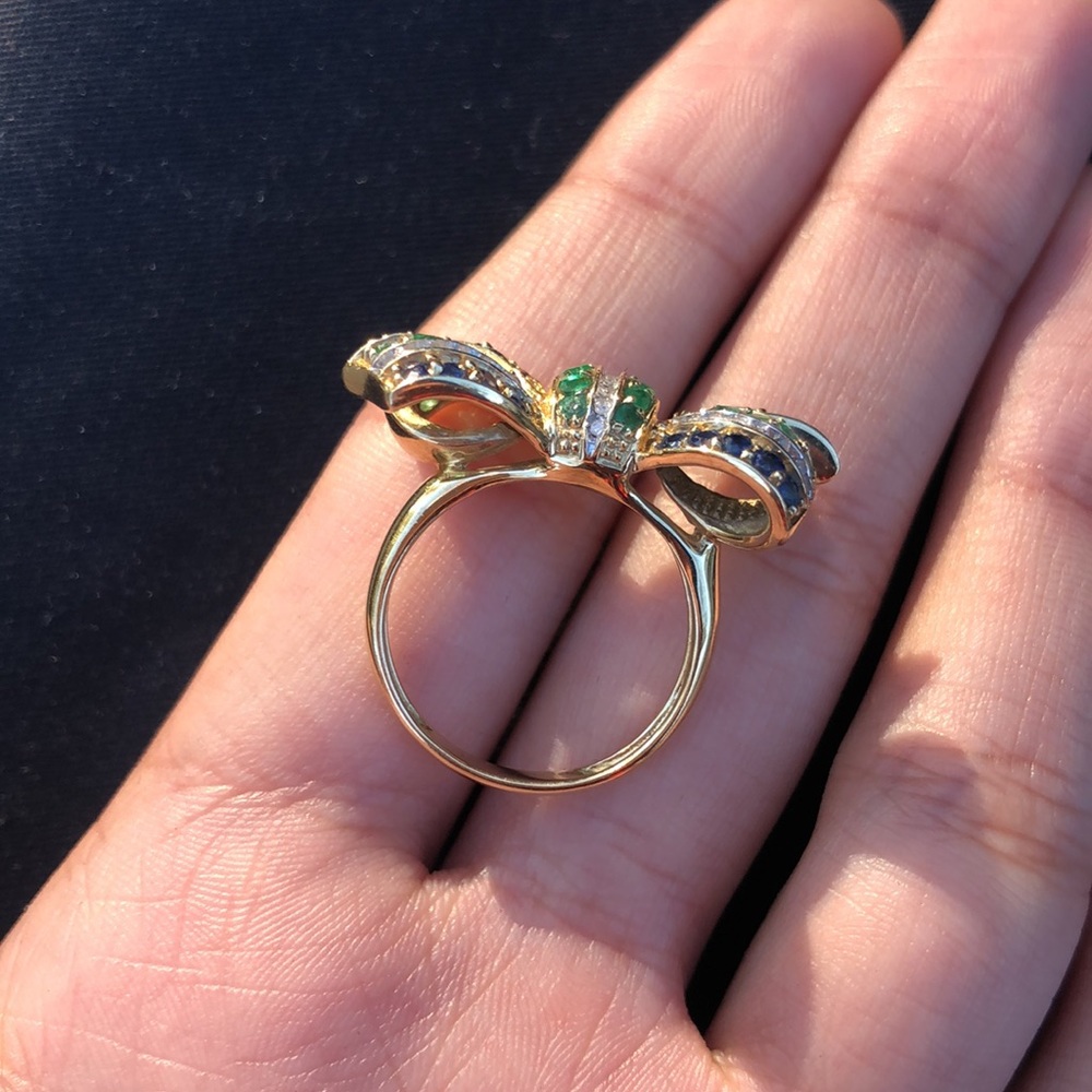 Emerald, sapphire, & diamond yellow gold bow ring - Picture 4 of 5
